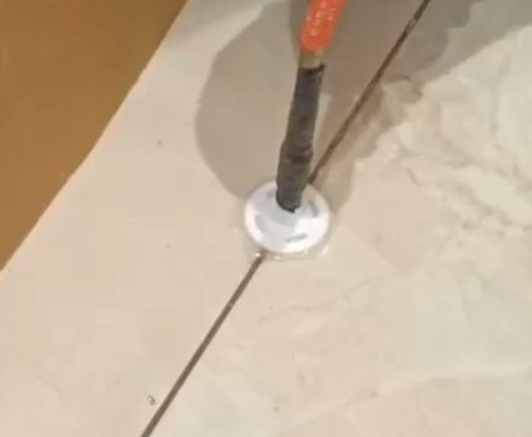 龙子湖瓷砖空鼓维修公司专业解答瓷砖在铺贴过程中，如果没有涂抹均匀到位的粘结材料（如水泥砂浆或瓷砖胶），可能会导致以下问题